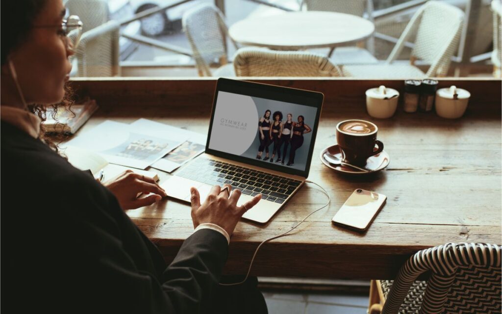 persona con portátil